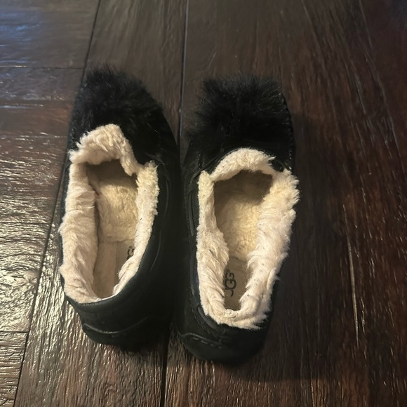 UGG Women’s Dakota Pom-Pom Black Suede Slippers with Fuzzy Pom-Poms size 9 - Picture 4 of 7
